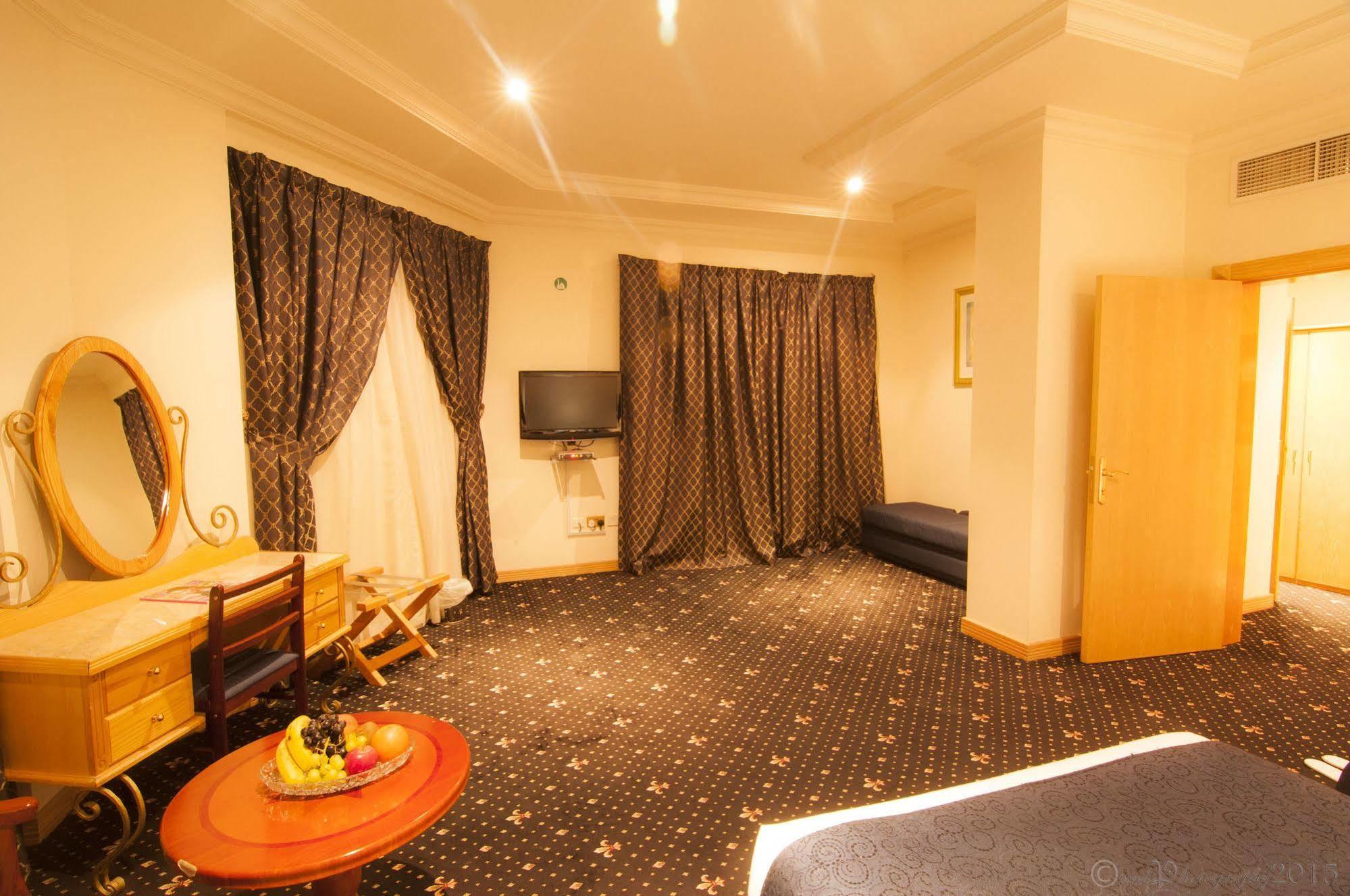 Cayam Hotel Doha Buitenkant foto